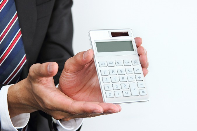 電卓を出す男性